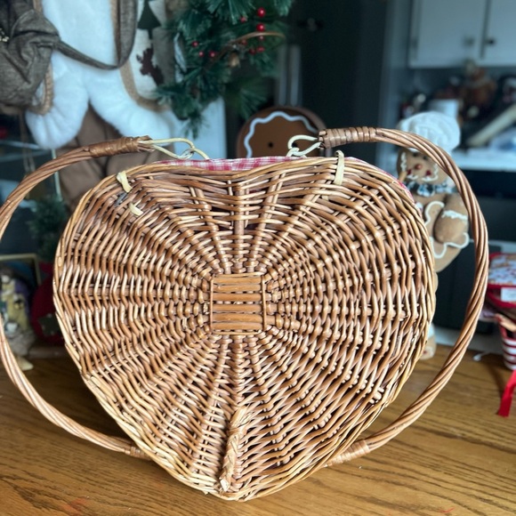 🩷 Rare Vintage 1972 Large
Heart Shape Wicker
Basket ‼️FINAL SALE - Picture 2 of 10